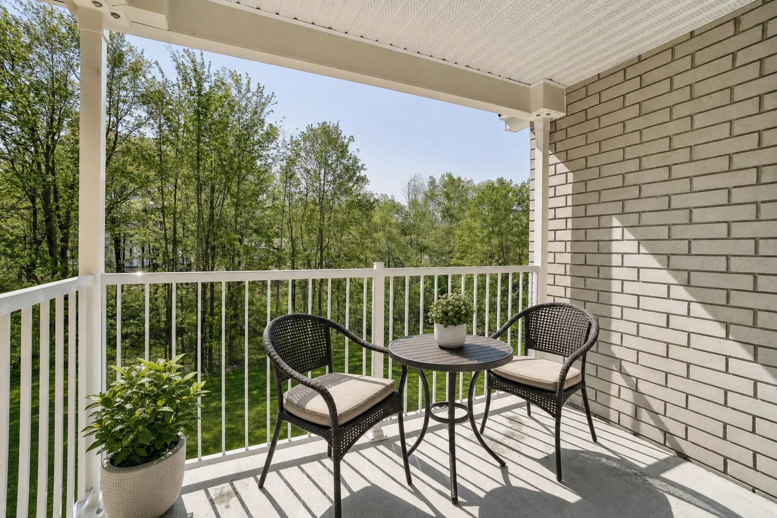 Balcon privé d’un logis Oasis donnant sur le boisé